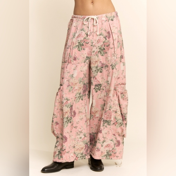 DAVI & DANI Pants - DAVI & DANI Pink Floral Wide-Leg Cropped Cargo Pants